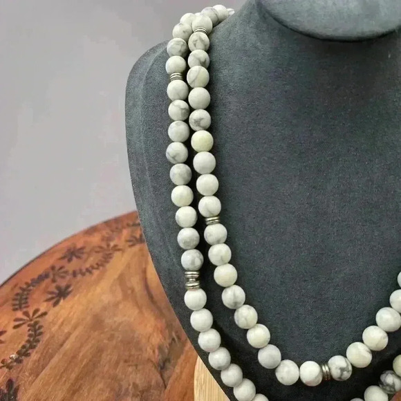 Stone Necklace White Howlite Beaded 18" Strand Stretch Silver Tone Beads - Picture 3 of 7